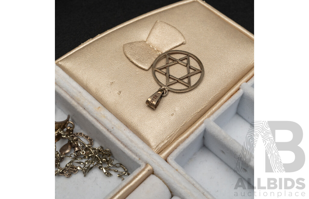 Collection of Sterling Silver Jewellery Including Mesh Ring, Other Rings and Pendants, 42.91 Grams