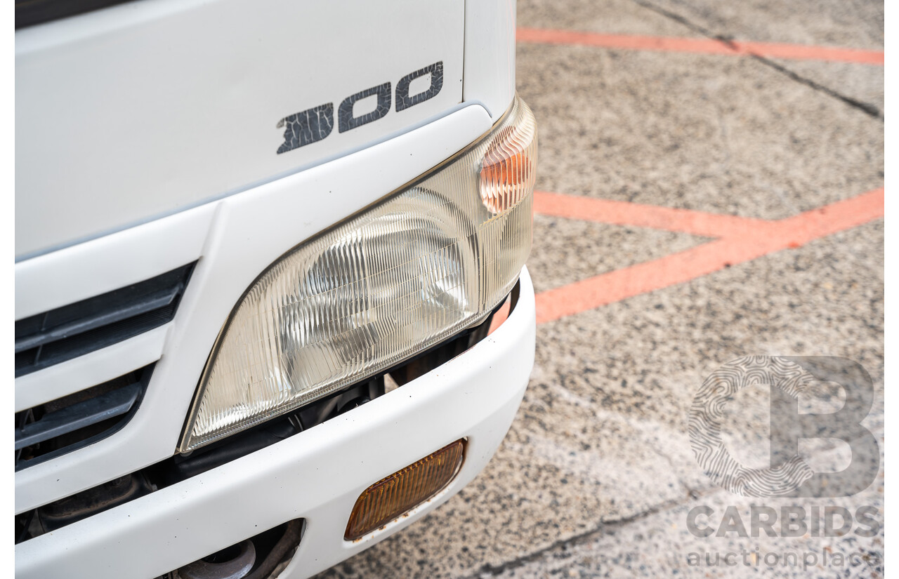 05/2008 Hino Dutro 414 - 300 Series 4x2 2d Cab Chassis White Turbo Diesel - Refidgerated Food Truck