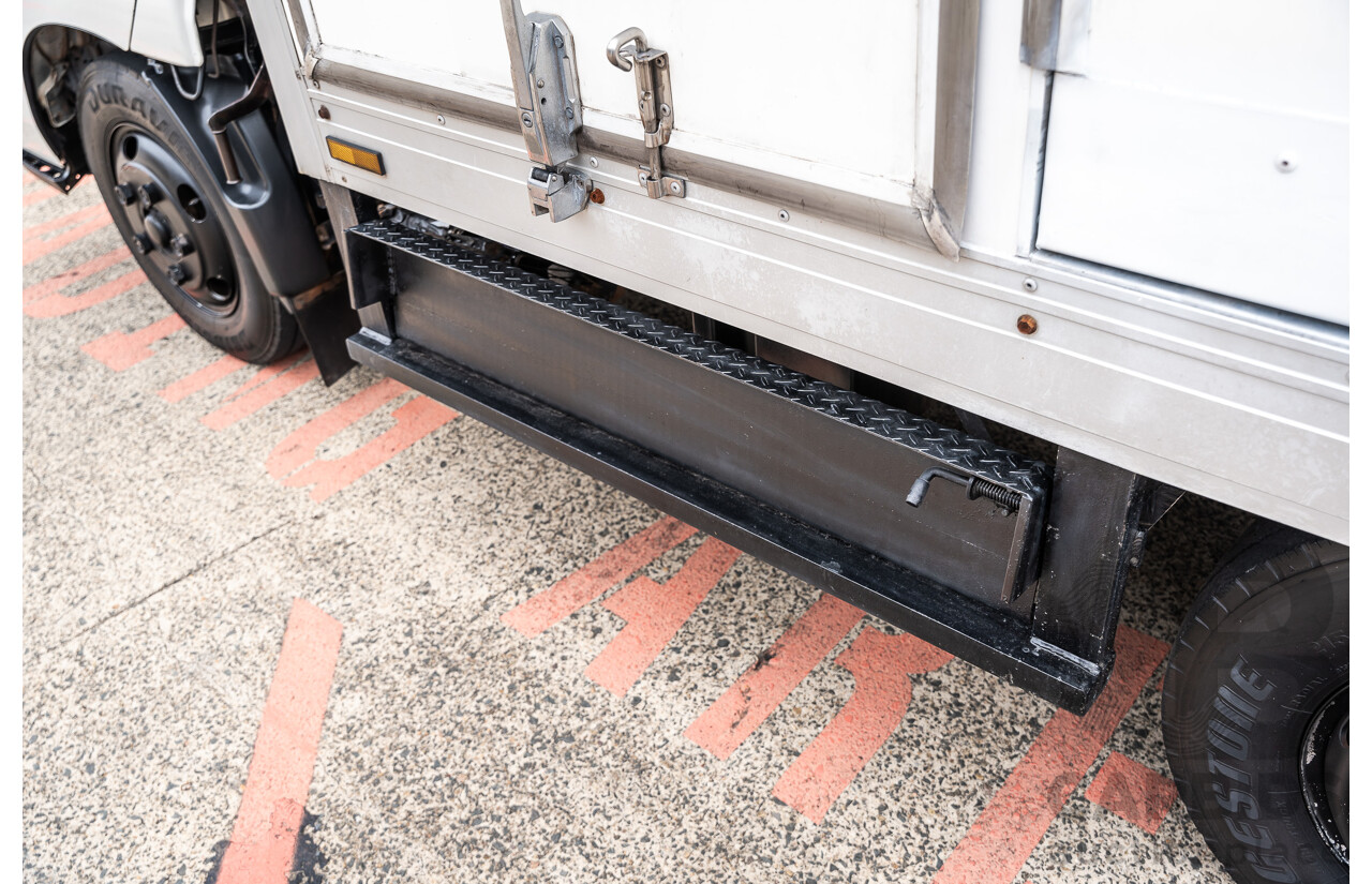 05/2008 Hino Dutro 414 - 300 Series 4x2 2d Cab Chassis White Turbo Diesel - Refidgerated Food Truck