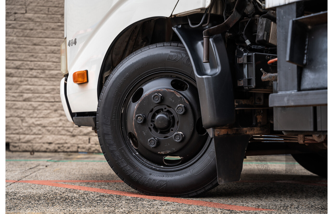 05/2008 Hino Dutro 414 - 300 Series 4x2 2d Cab Chassis White Turbo Diesel - Refidgerated Food Truck