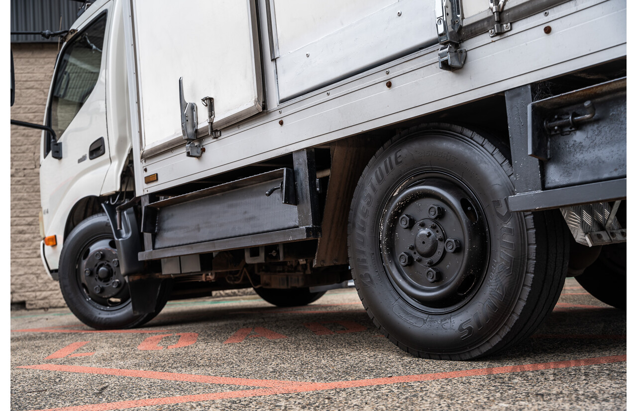 05/2008 Hino Dutro 414 - 300 Series 4x2 2d Cab Chassis White Turbo Diesel - Refidgerated Food Truck