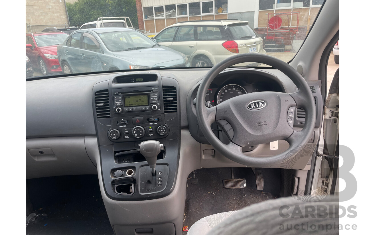 11/10 Kia Carnival S FWD VQ MY11 4D Wagon White 2.7L