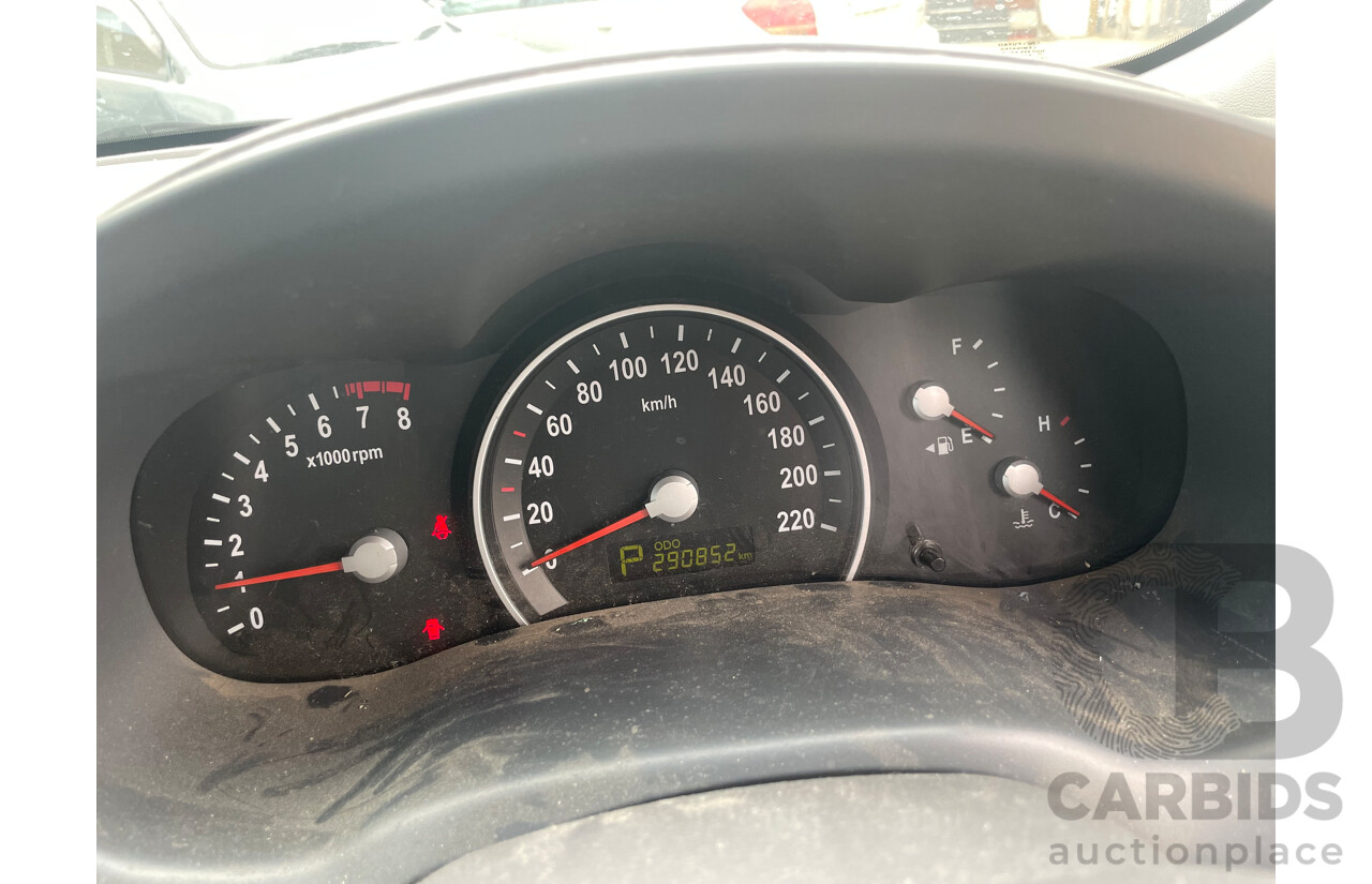 11/10 Kia Carnival S FWD VQ MY11 4D Wagon White 2.7L