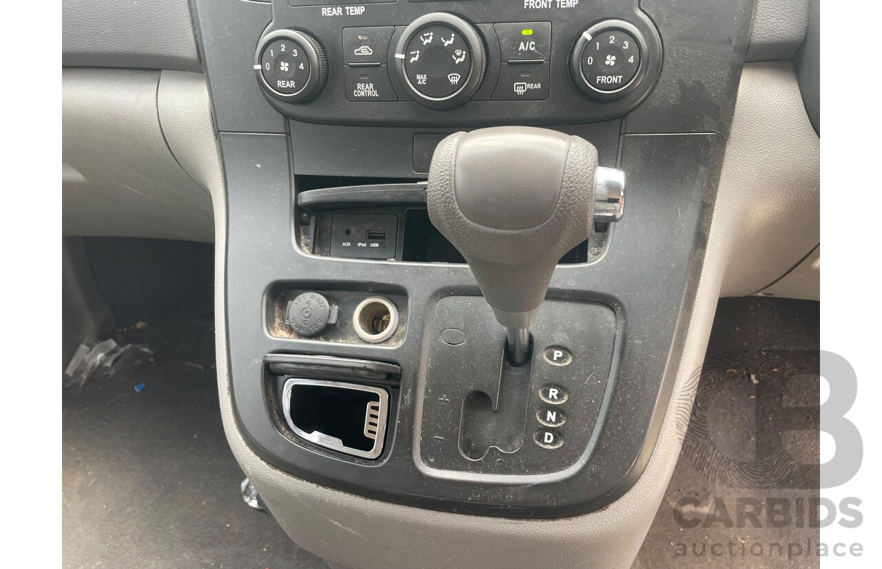 11/10 Kia Carnival S FWD VQ MY11 4D Wagon White 2.7L