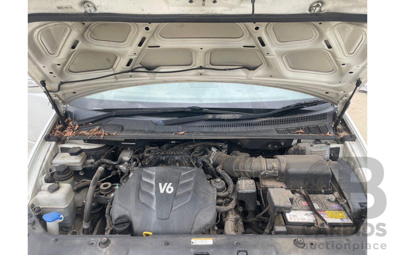 11/10 Kia Carnival S FWD VQ MY11 4D Wagon White 2.7L