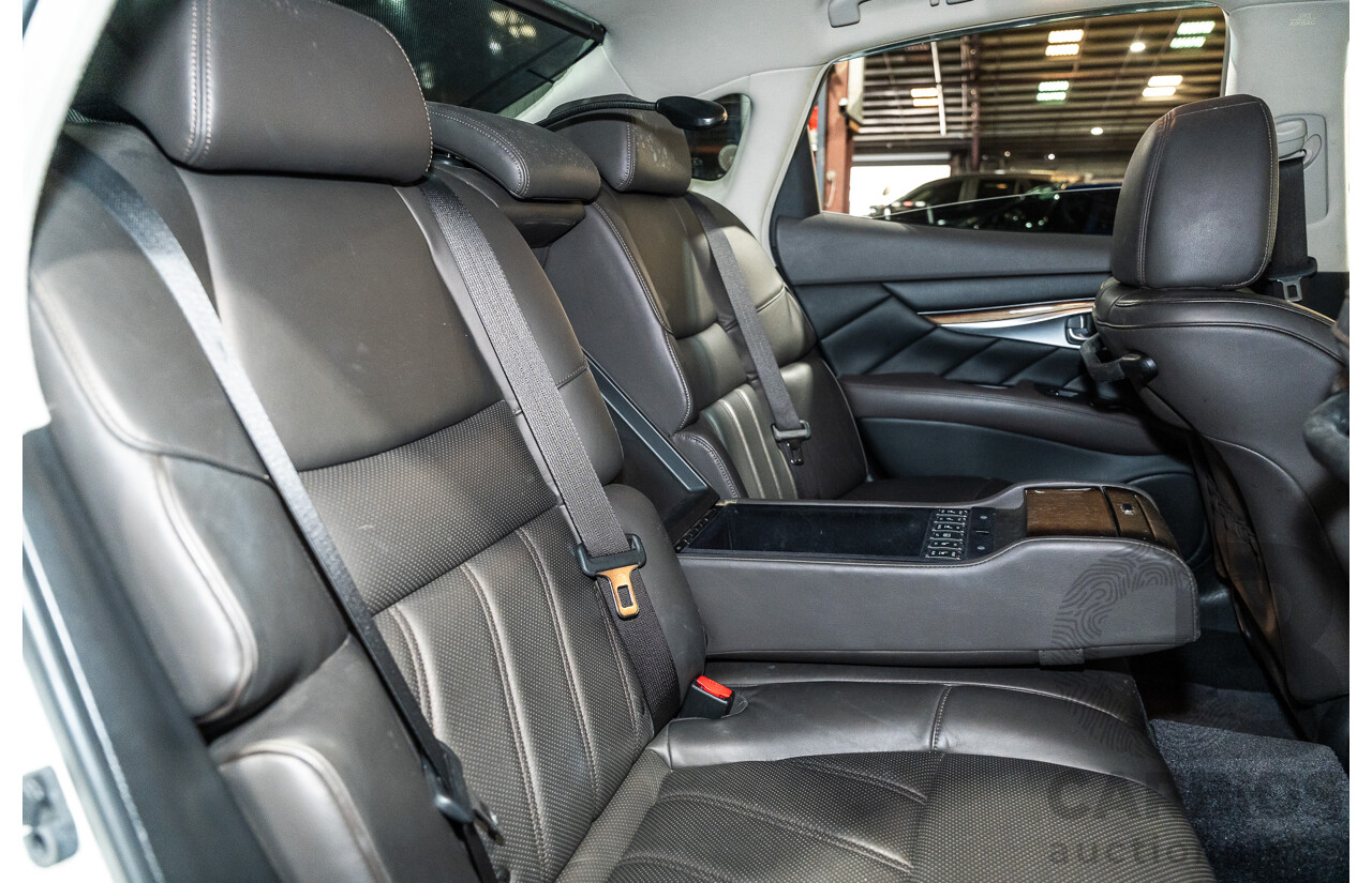 12/2011 Nissan Fuga Hybrid VIP Y51 4d Sedan Pearl White Metallic V6 3.5L - Hybrid (IMPORT)