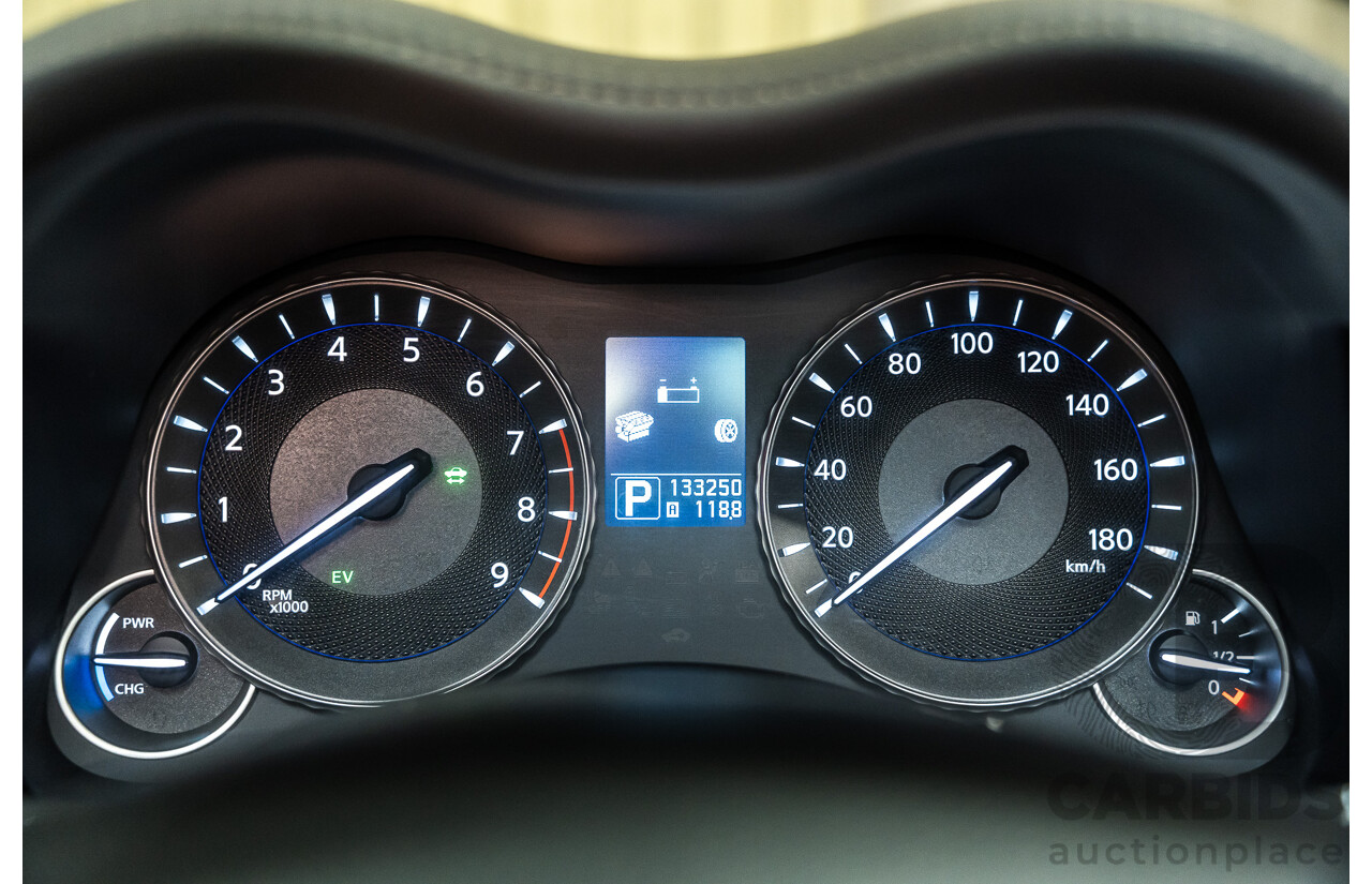 12/2011 Nissan Fuga Hybrid VIP Y51 4d Sedan Pearl White Metallic V6 3.5L - Hybrid (IMPORT)