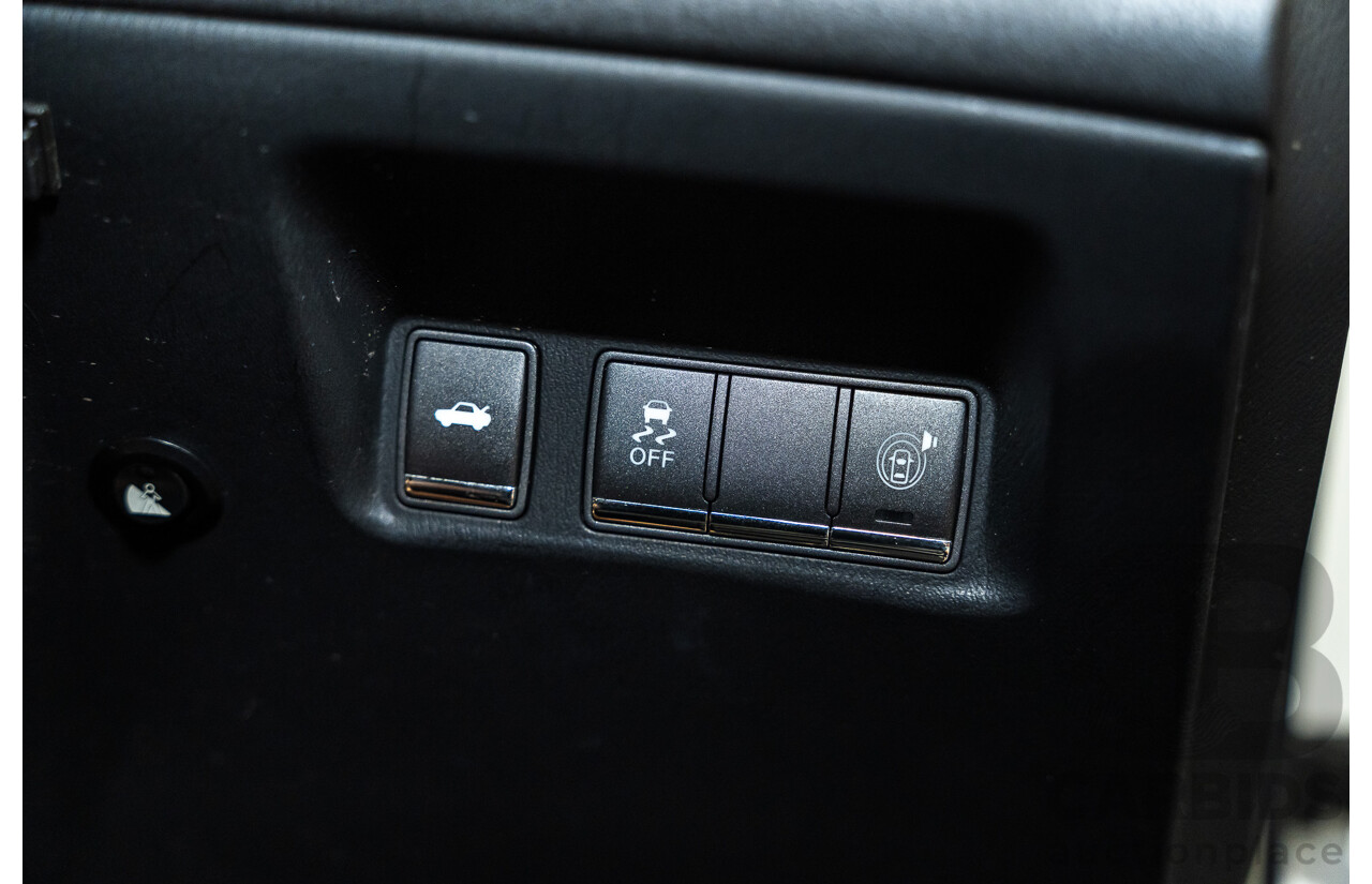 12/2011 Nissan Fuga Hybrid VIP Y51 4d Sedan Pearl White Metallic V6 3.5L - Hybrid (IMPORT)