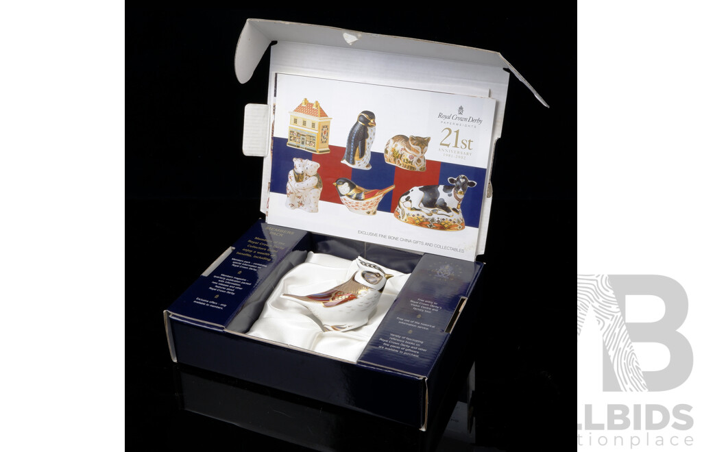 Royal Crown Derby Collectors Guild Porcelain Crested Tit Paperweight in Original Box