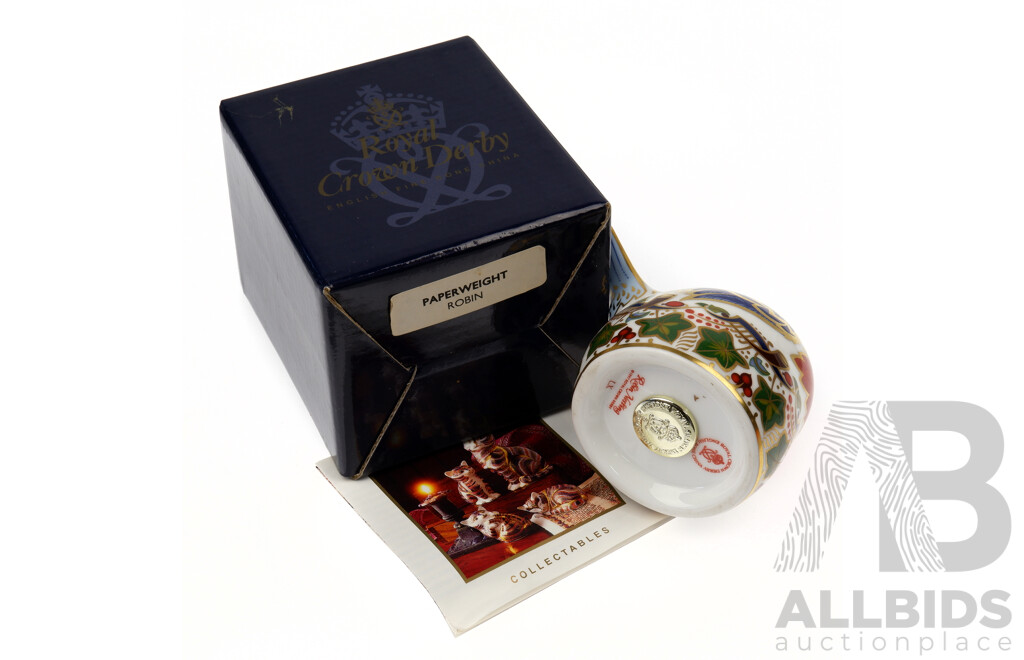 Royal Crown Derby Porcelain Nesting Robin Paperweight in Original Box