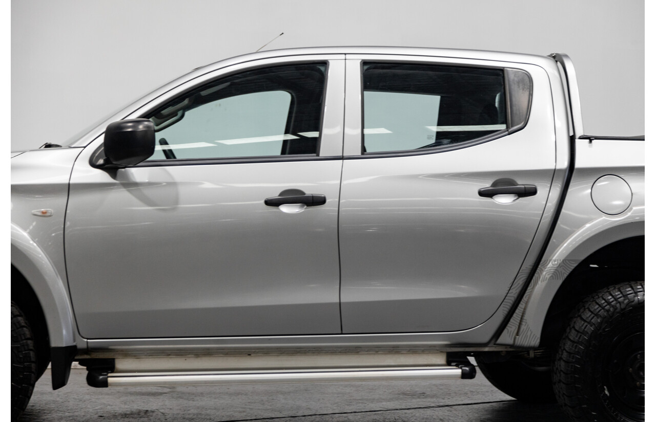 10/2015 Mitsubishi Triton GLX (4x4) MQ MY16 Dual Cab Utility Metallic Silver Turbo Diesel 2.4L