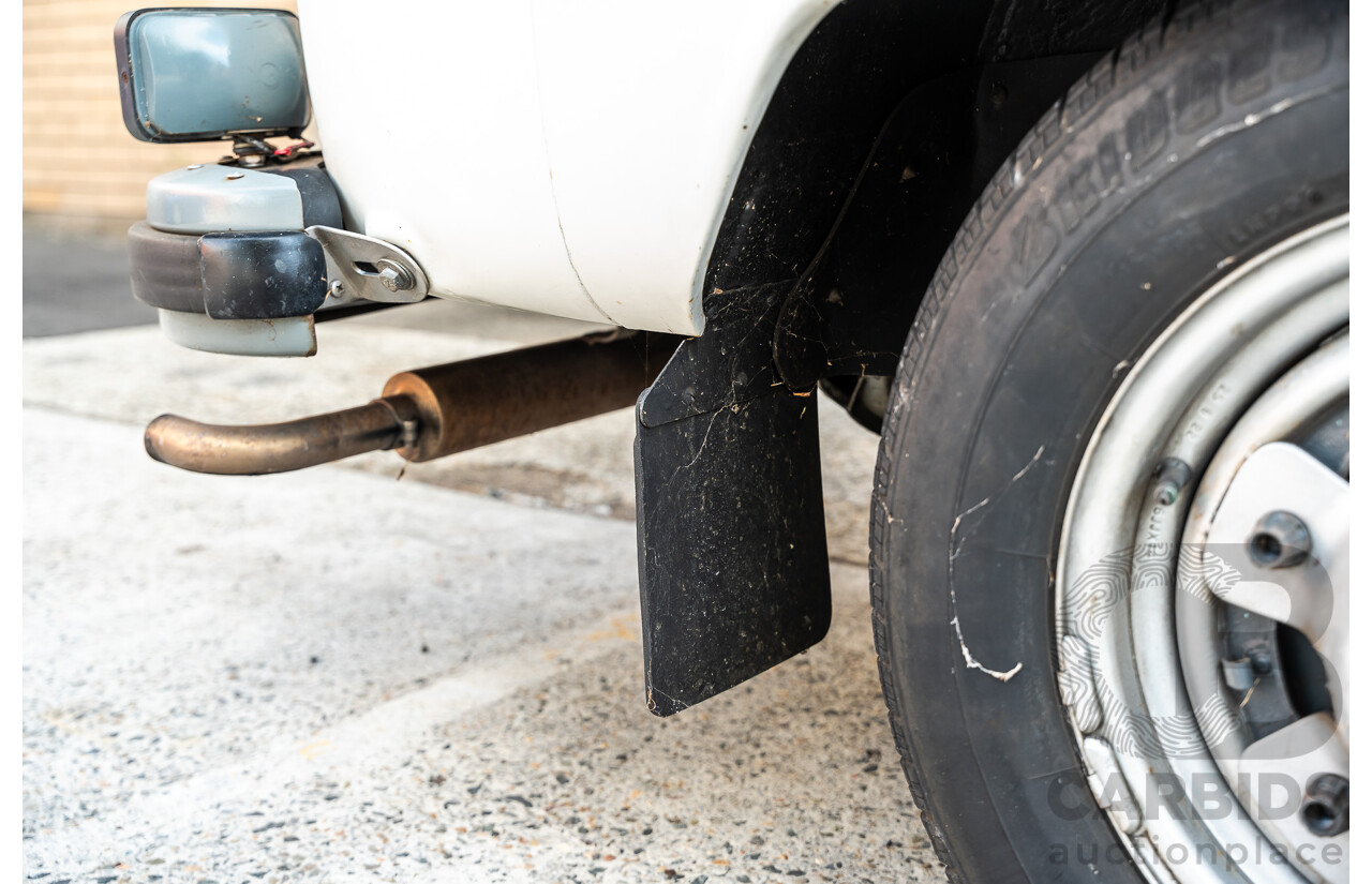 1/1970 Volkswagen Kombi Type 2 T2 Microbus Transporter Van Antarctica White 1.8L