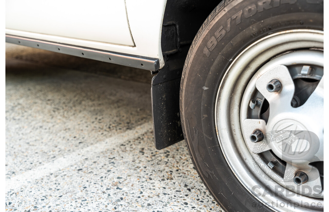 1/1970 Volkswagen Kombi Type 2 T2 Microbus Transporter Van Antarctica White 1.8L