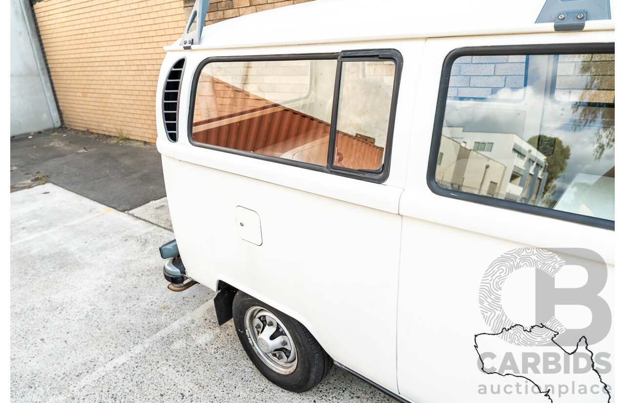 1/1970 Volkswagen Kombi Type 2 T2 Microbus Transporter Van Antarctica White 1.8L