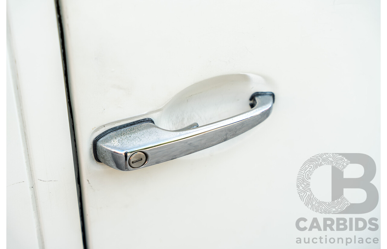 1/1970 Volkswagen Kombi Type 2 T2 Microbus Transporter Van Antarctica White 1.8L