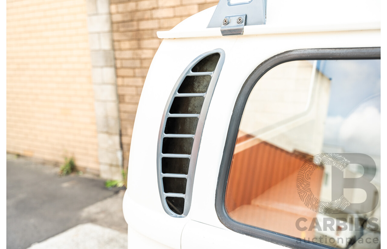 1/1970 Volkswagen Kombi Type 2 T2 Microbus Transporter Van Antarctica White 1.8L