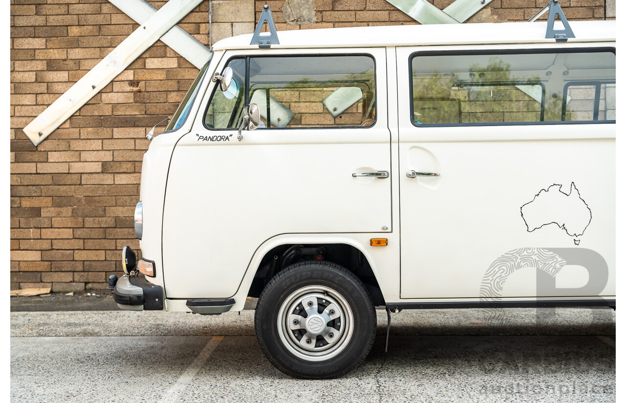 1/1970 Volkswagen Kombi Type 2 T2 Microbus Transporter Van Antarctica White 1.8L