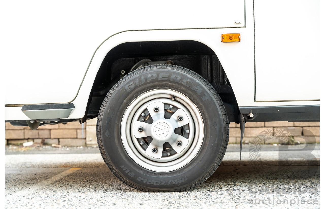 1/1970 Volkswagen Kombi Type 2 T2 Microbus Transporter Van Antarctica White 1.8L