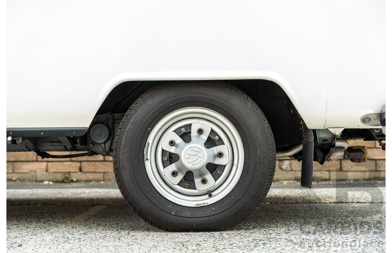 1/1970 Volkswagen Kombi Type 2 T2 Microbus Transporter Van Antarctica White 1.8L