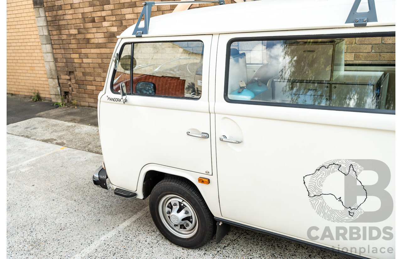 1/1970 Volkswagen Kombi Type 2 T2 Microbus Transporter Van Antarctica White 1.8L