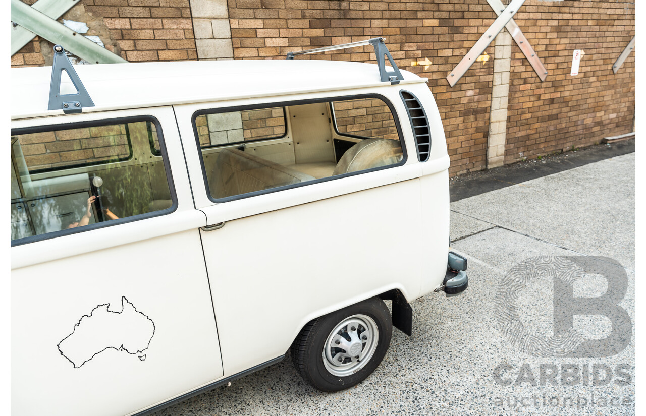 1/1970 Volkswagen Kombi Type 2 T2 Microbus Transporter Van Antarctica White 1.8L