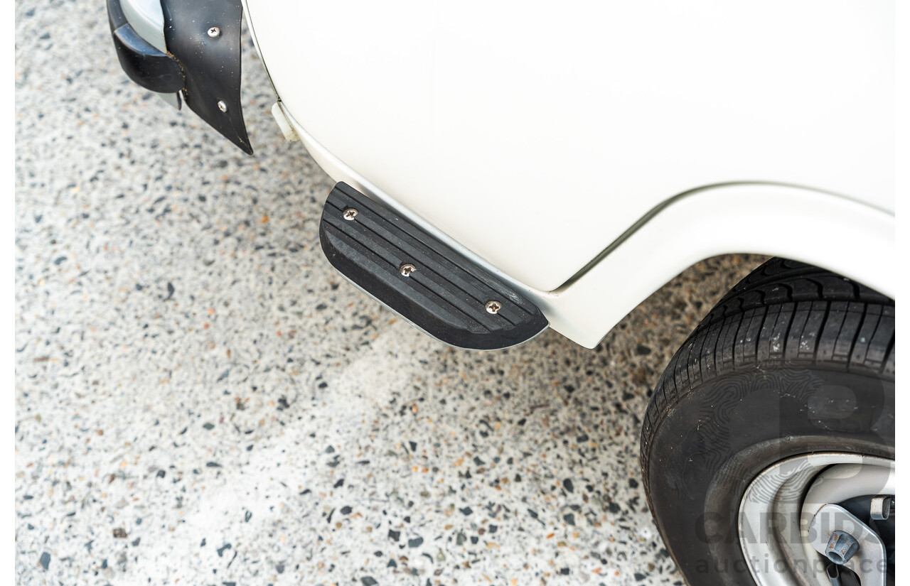 1/1970 Volkswagen Kombi Type 2 T2 Microbus Transporter Van Antarctica White 1.8L