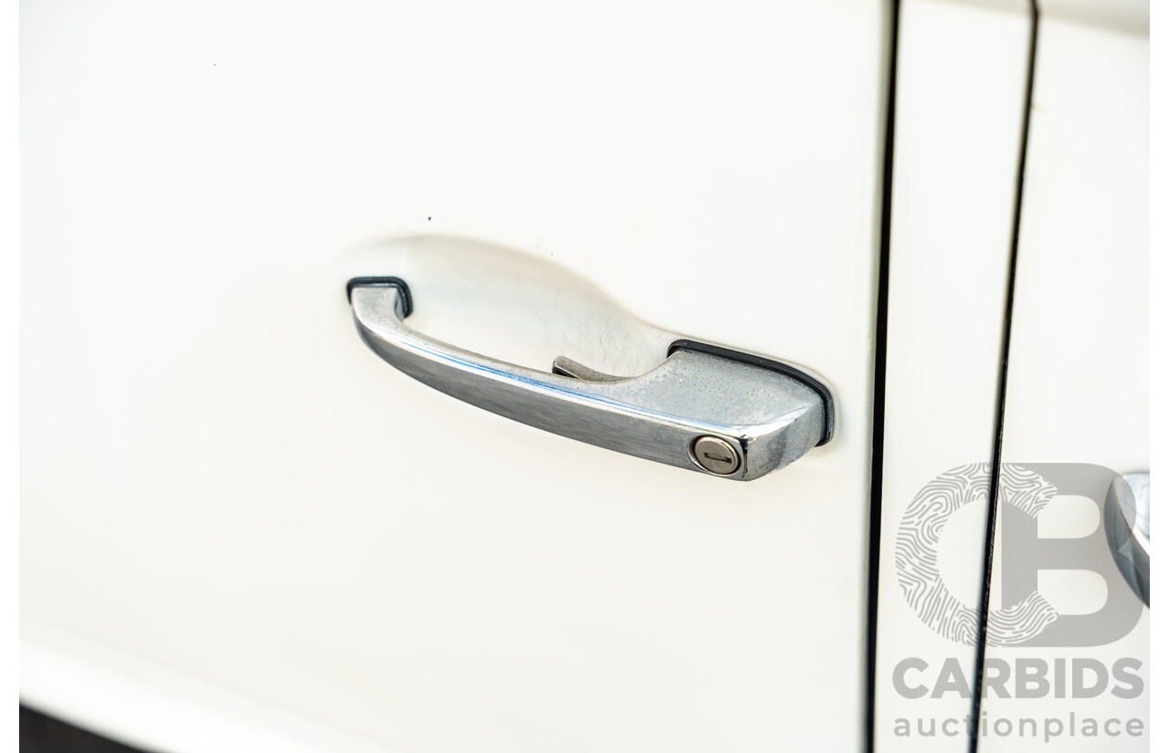 1/1970 Volkswagen Kombi Type 2 T2 Microbus Transporter Van Antarctica White 1.8L