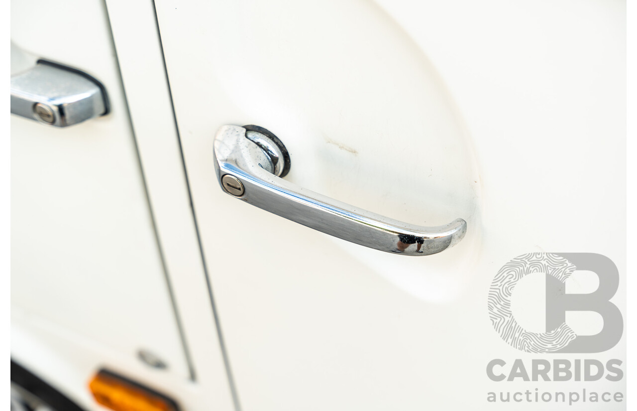 1/1970 Volkswagen Kombi Type 2 T2 Microbus Transporter Van Antarctica White 1.8L