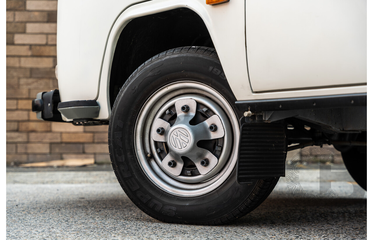 1/1970 Volkswagen Kombi Type 2 T2 Microbus Transporter Van Antarctica White 1.8L