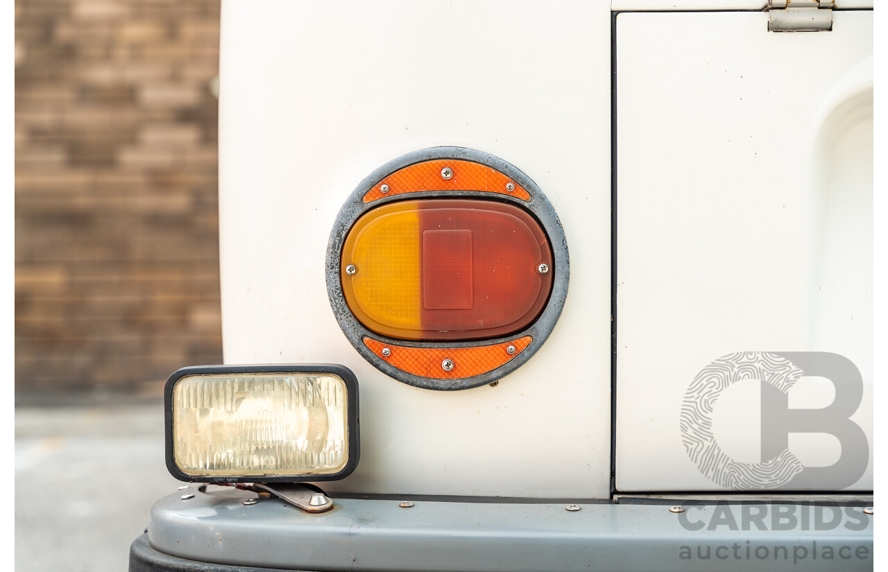 1/1970 Volkswagen Kombi Type 2 T2 Microbus Transporter Van Antarctica White 1.8L