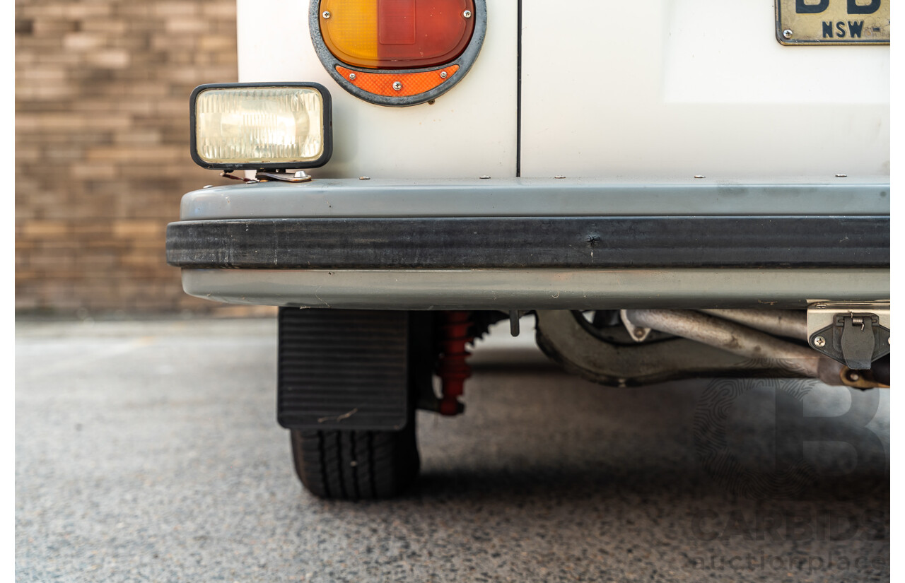 1/1970 Volkswagen Kombi Type 2 T2 Microbus Transporter Van Antarctica White 1.8L