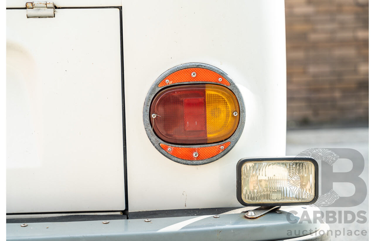 1/1970 Volkswagen Kombi Type 2 T2 Microbus Transporter Van Antarctica White 1.8L