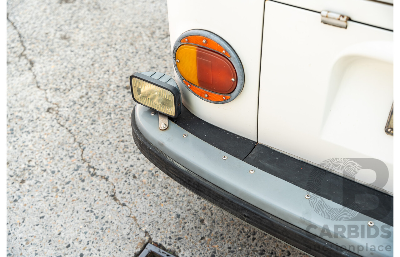 1/1970 Volkswagen Kombi Type 2 T2 Microbus Transporter Van Antarctica White 1.8L