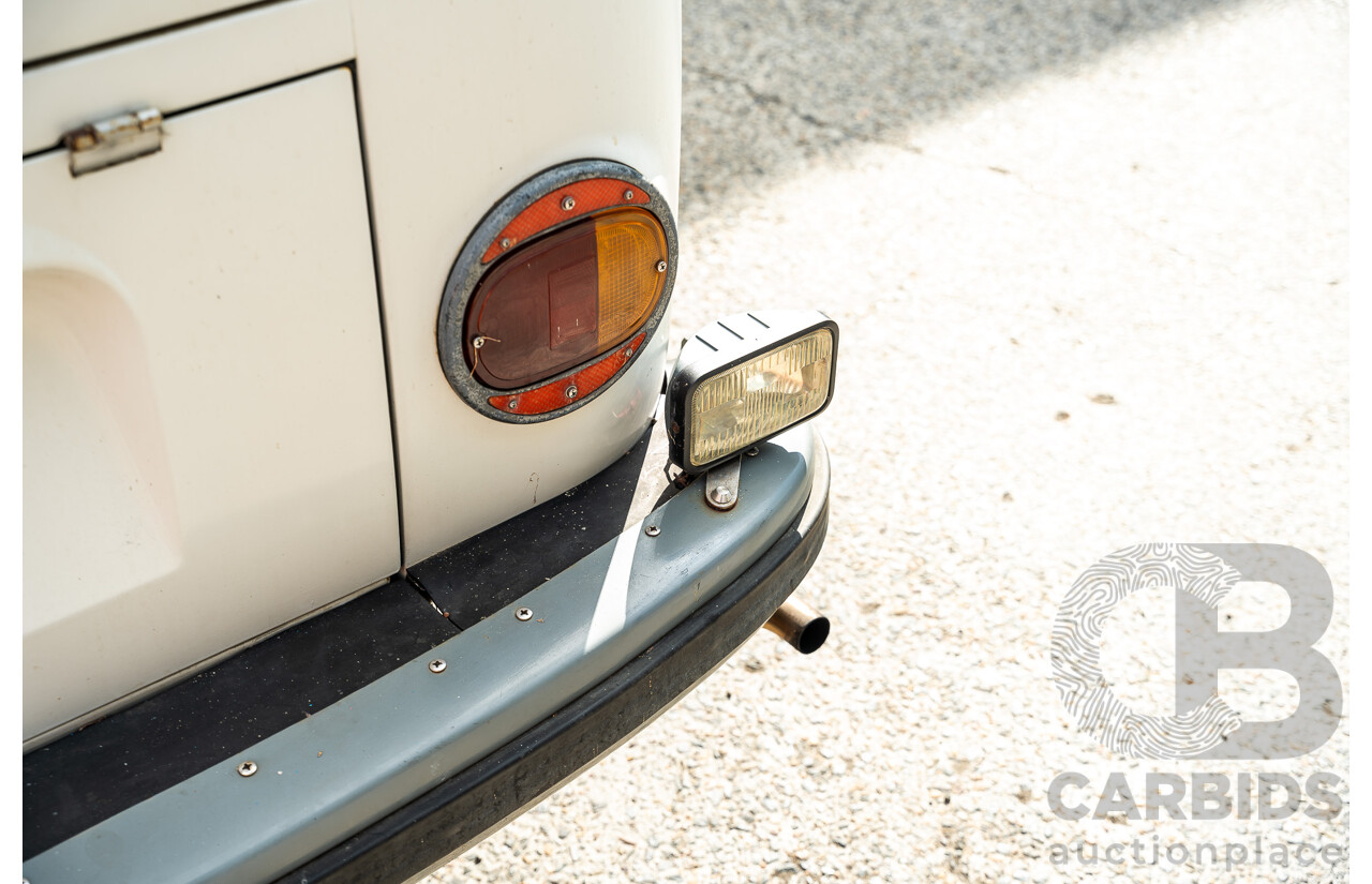 1/1970 Volkswagen Kombi Type 2 T2 Microbus Transporter Van Antarctica White 1.8L