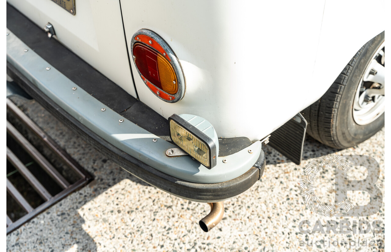 1/1970 Volkswagen Kombi Type 2 T2 Microbus Transporter Van Antarctica White 1.8L