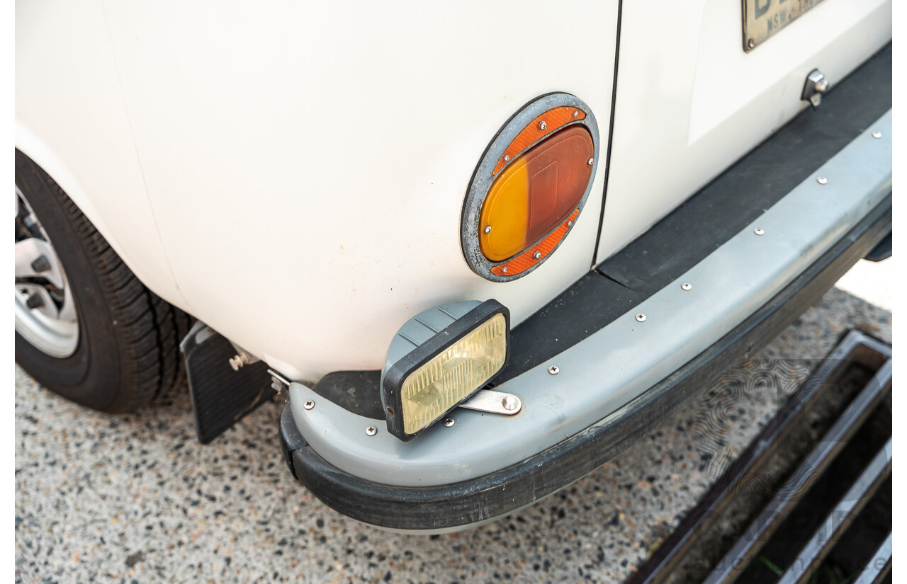 1/1970 Volkswagen Kombi Type 2 T2 Microbus Transporter Van Antarctica White 1.8L