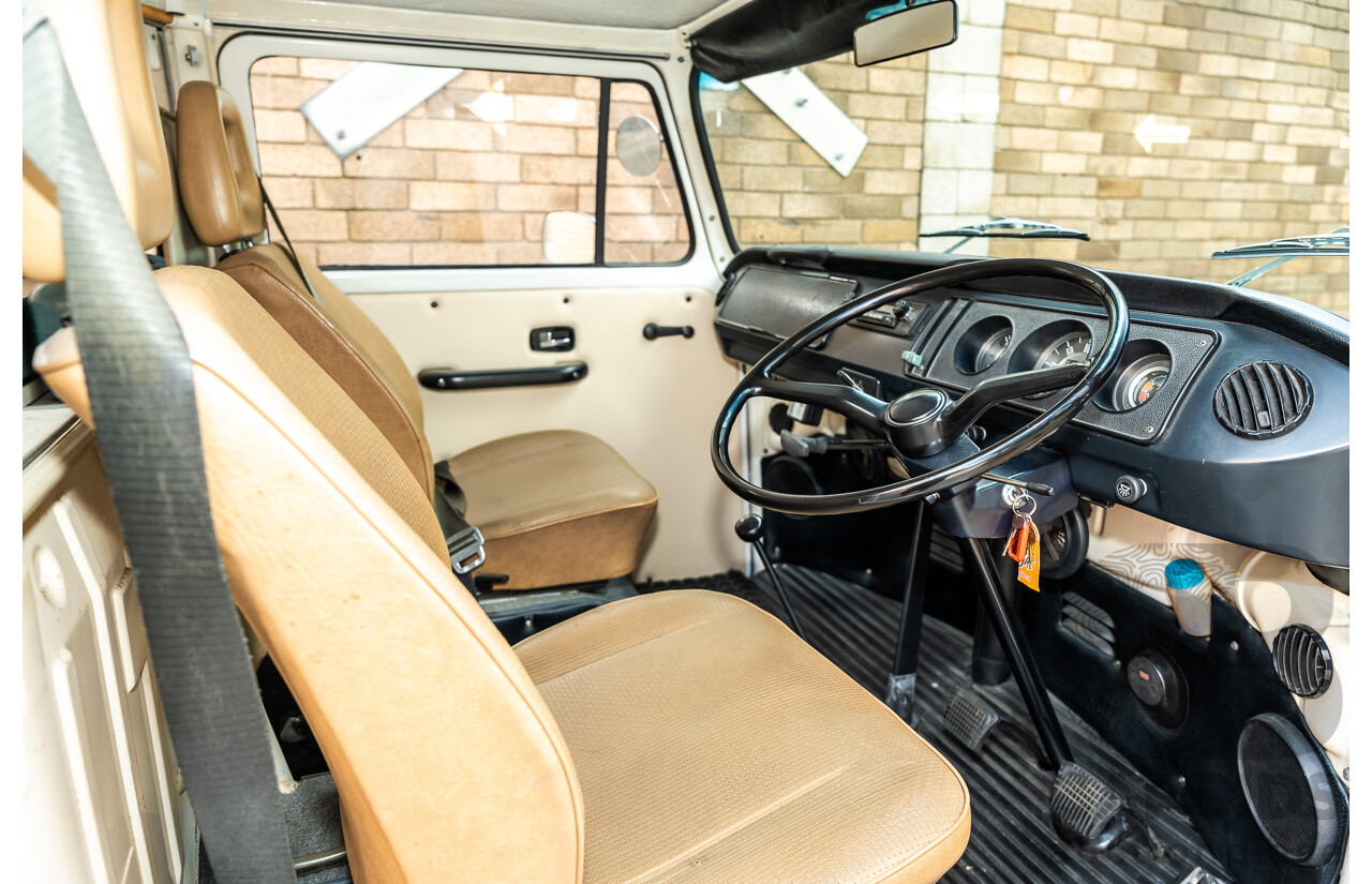 1/1970 Volkswagen Kombi Type 2 T2 Microbus Transporter Van Antarctica White 1.8L