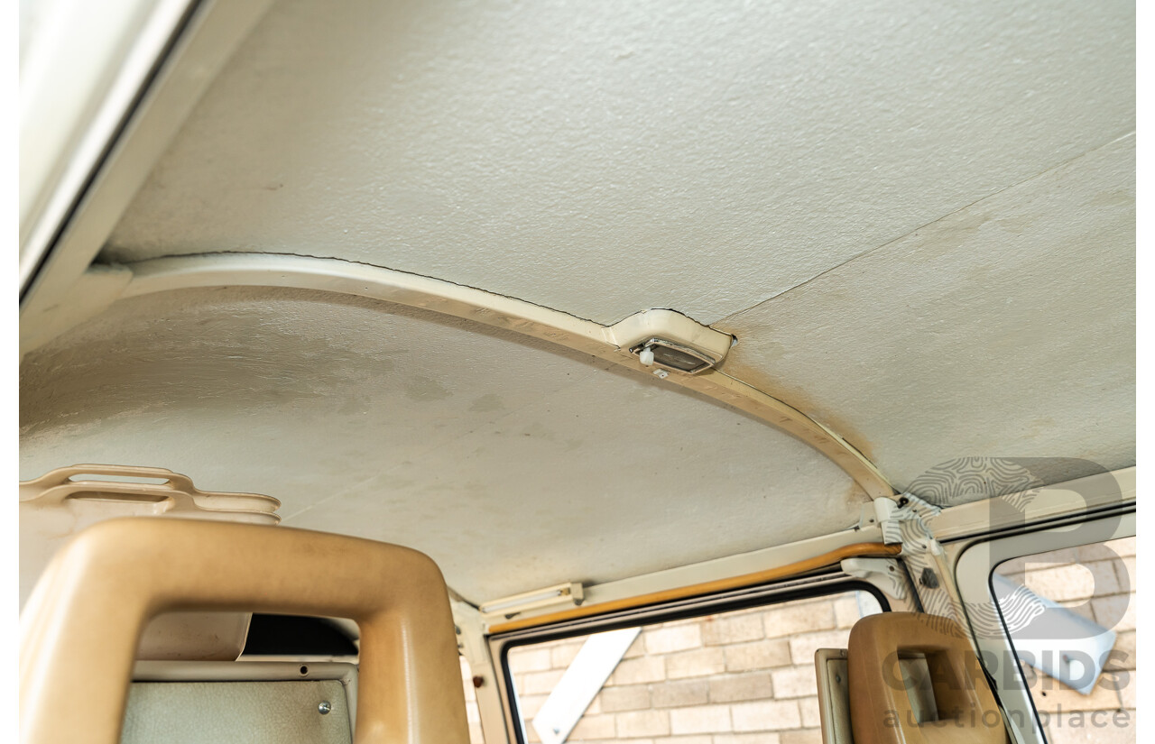 1/1970 Volkswagen Kombi Type 2 T2 Microbus Transporter Van Antarctica White 1.8L