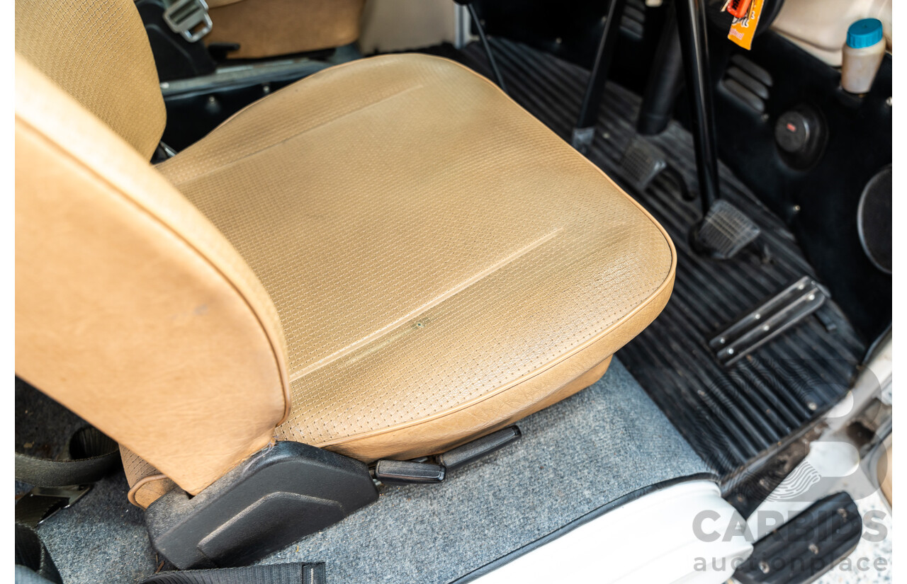 1/1970 Volkswagen Kombi Type 2 T2 Microbus Transporter Van Antarctica White 1.8L