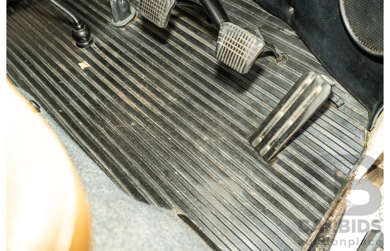 1/1970 Volkswagen Kombi Type 2 T2 Microbus Transporter Van Antarctica White 1.8L