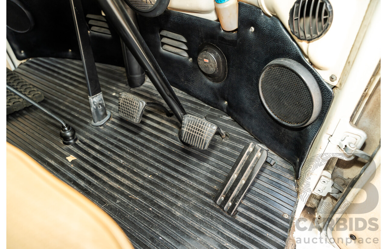 1/1970 Volkswagen Kombi Type 2 T2 Microbus Transporter Van Antarctica White 1.8L