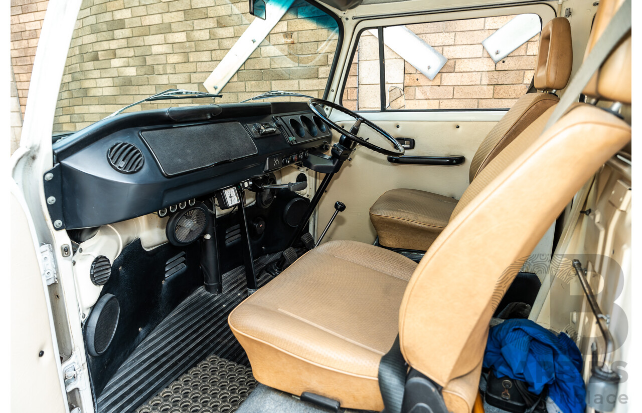 1/1970 Volkswagen Kombi Type 2 T2 Microbus Transporter Van Antarctica White 1.8L