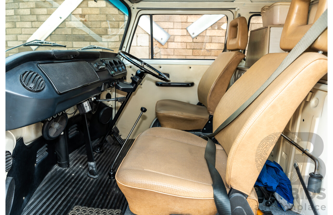 1/1970 Volkswagen Kombi Type 2 T2 Microbus Transporter Van Antarctica White 1.8L