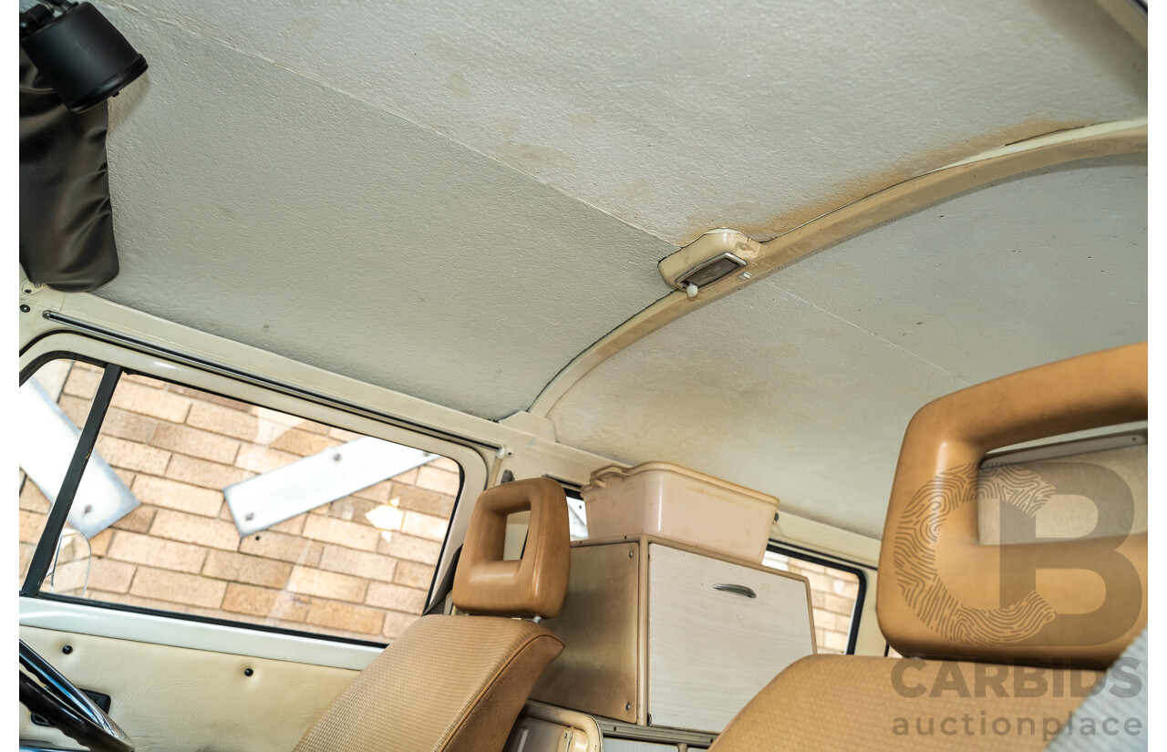 1/1970 Volkswagen Kombi Type 2 T2 Microbus Transporter Van Antarctica White 1.8L