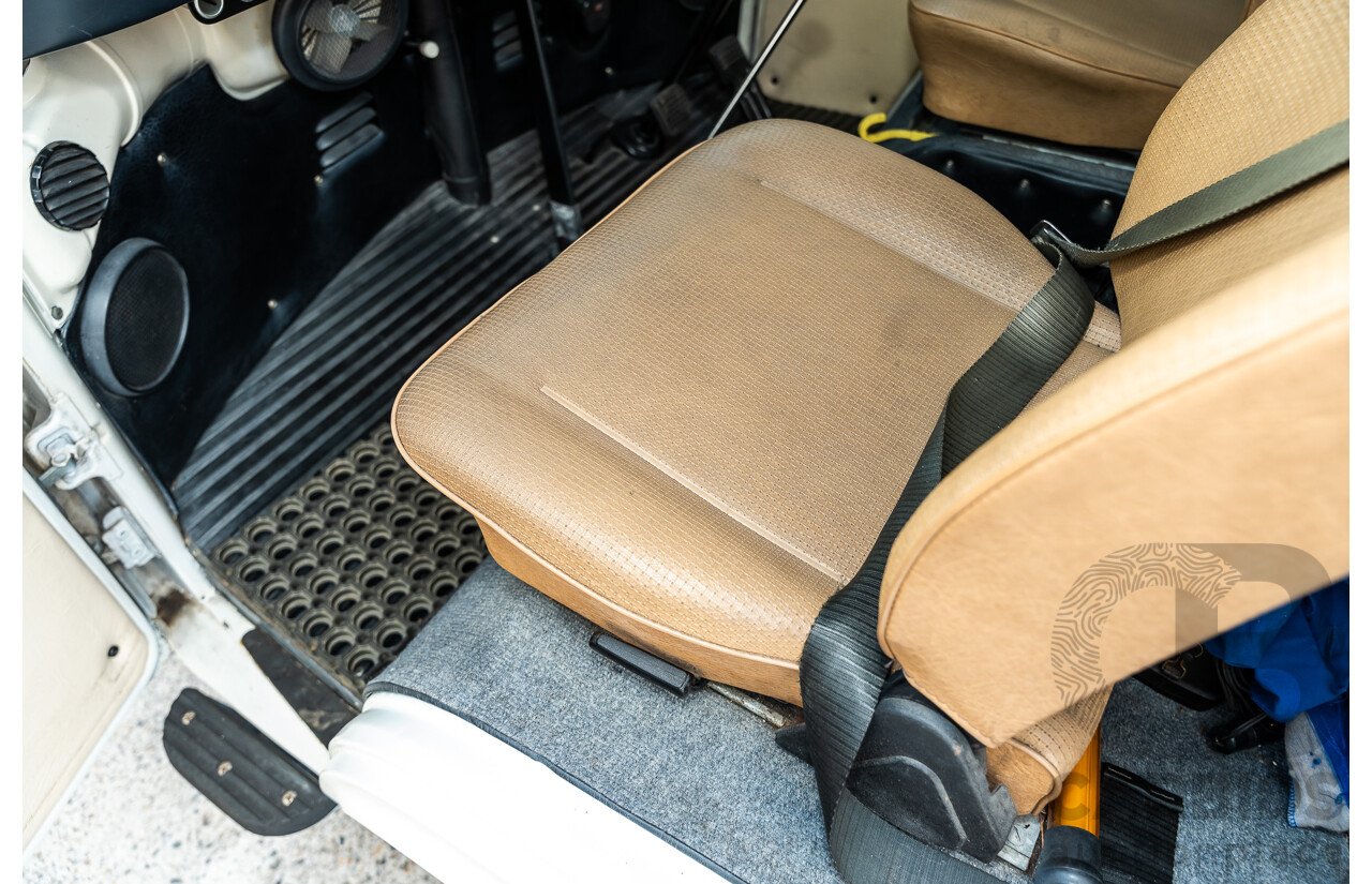 1/1970 Volkswagen Kombi Type 2 T2 Microbus Transporter Van Antarctica White 1.8L