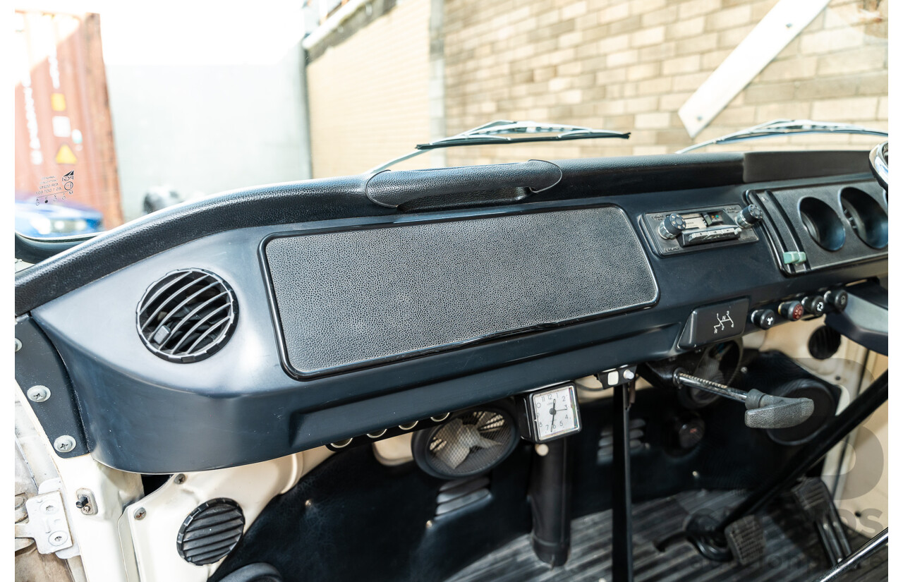 1/1970 Volkswagen Kombi Type 2 T2 Microbus Transporter Van Antarctica White 1.8L