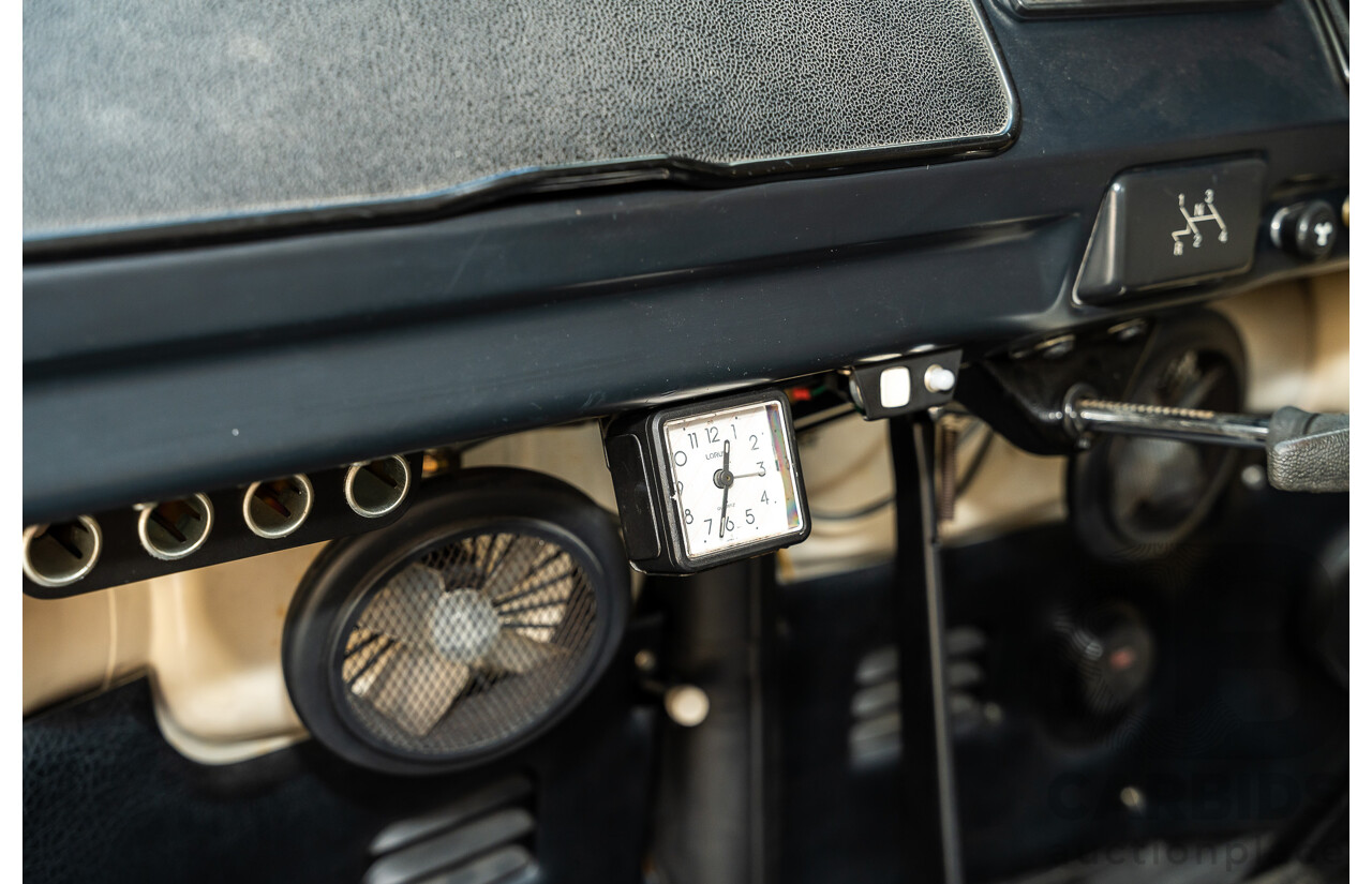 1/1970 Volkswagen Kombi Type 2 T2 Microbus Transporter Van Antarctica White 1.8L