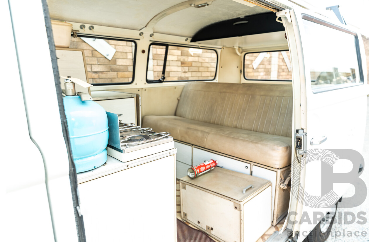 1/1970 Volkswagen Kombi Type 2 T2 Microbus Transporter Van Antarctica White 1.8L