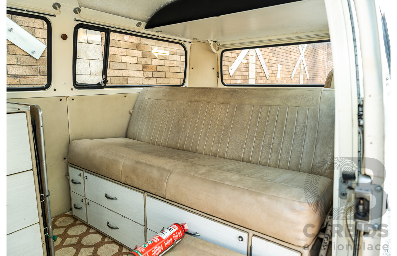 1/1970 Volkswagen Kombi Type 2 T2 Microbus Transporter Van Antarctica White 1.8L