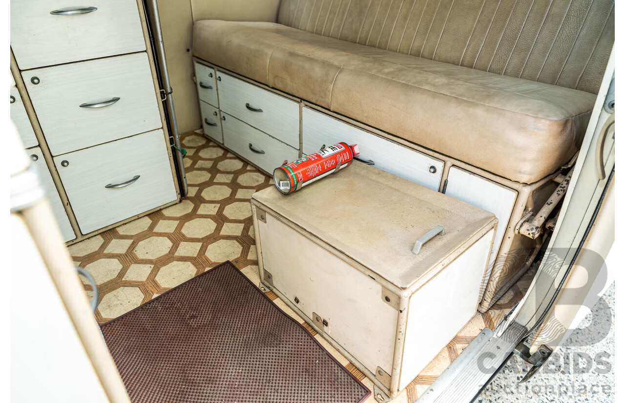 1/1970 Volkswagen Kombi Type 2 T2 Microbus Transporter Van Antarctica White 1.8L